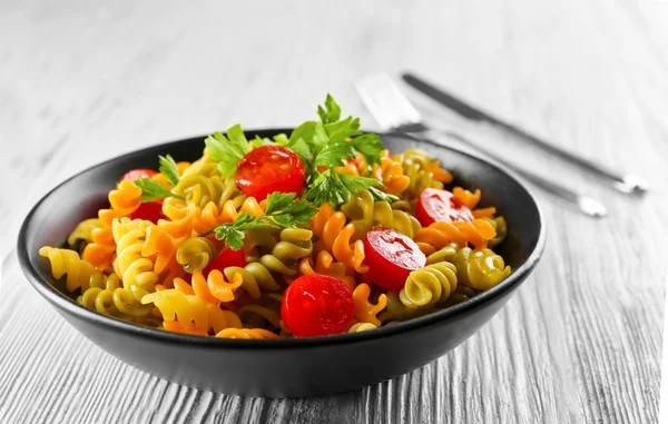 Delicioso plato de macarrones en tazón negro — Foto de Stock