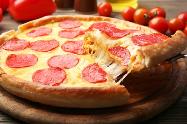 Sıcak lezzetli pizza salam ile — Stok fotoğraf