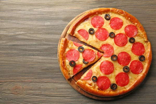 Heiße leckere Pizza mit Salami und Oliven — Stockfoto