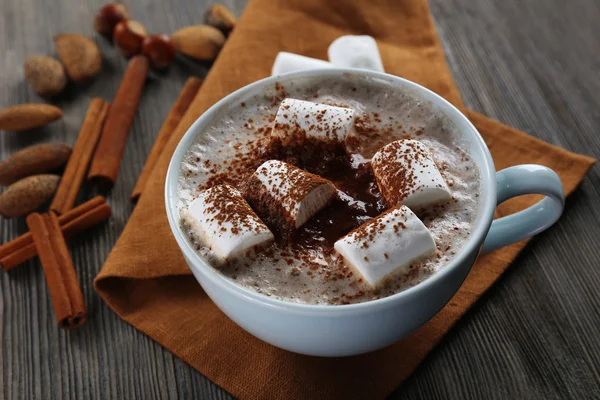 Чашка гарячого какао з зефіром — стокове фото