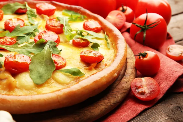 Pizza Margherita z rukolą i warzywa — Zdjęcie stockowe