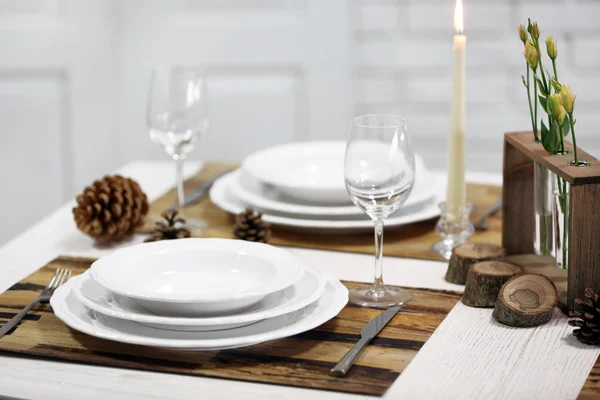 Schöne Tischdekoration mit natürlichen Öko-Materialien — Stockfoto