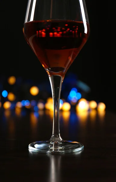 Weinglas mit Bokeh auf dunklem Hintergrund — Stockfoto