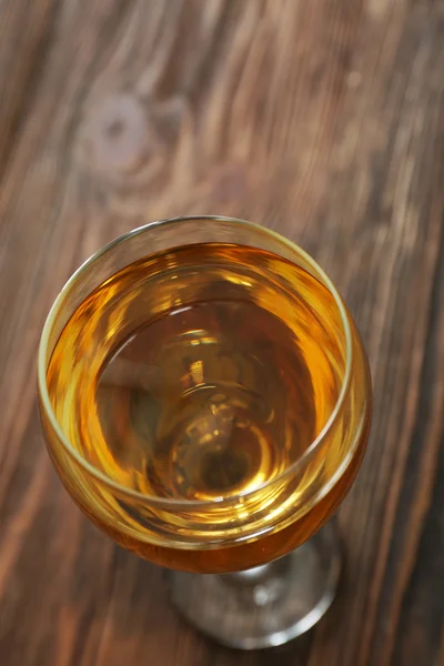 Glas wijn op tafel. — Stockfoto