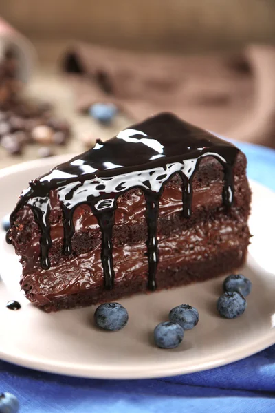 Schokoladenkuchen mit Schokoladencreme — Stockfoto