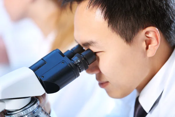 Medische technici werken in laboratorium — Stockfoto