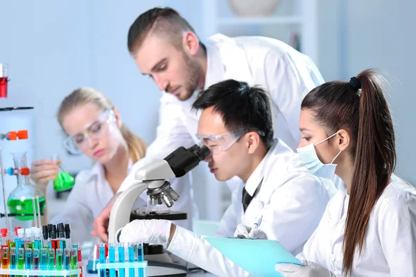 Técnicos médicos trabajando en laboratorio — Foto de Stock