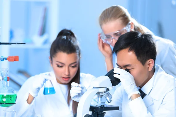 Medische technici werken in laboratorium — Stockfoto
