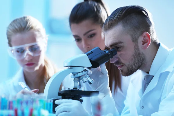 Tıbbi teknisyenler laboratuvarda çalışan