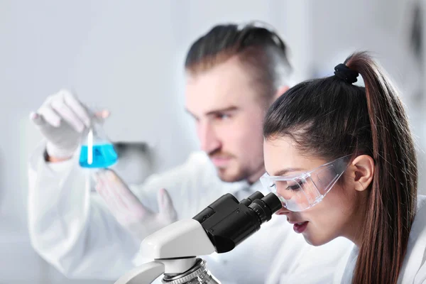 Medical technicians working in laboratory — Stock Photo, Image