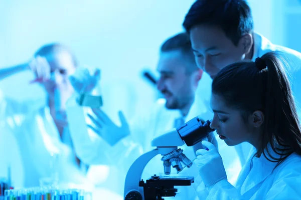 Técnicos médicos trabajando en laboratorio — Foto de Stock