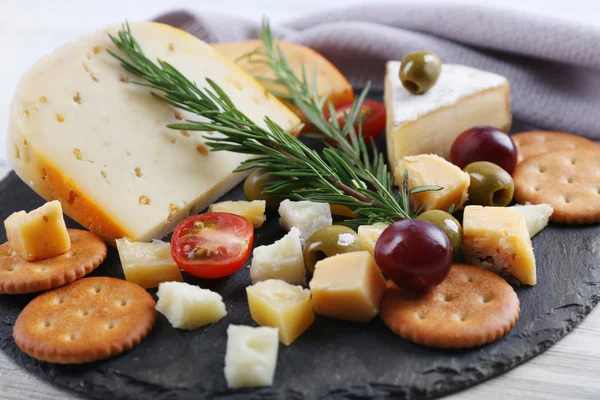 Tábua redonda com queijo, legumes e alecrim — Fotografia de Stock