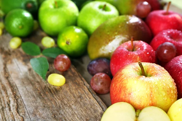 Frutas sobre fondo de madera — Foto de Stock