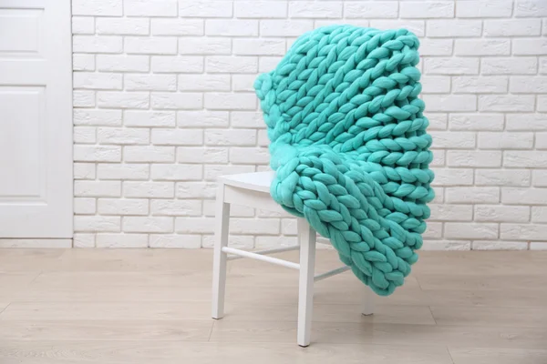 Knitted woolen blanket on chair — Stock Photo, Image