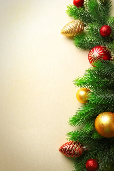Fir kerstboom takken met speelgoed — Stockfoto