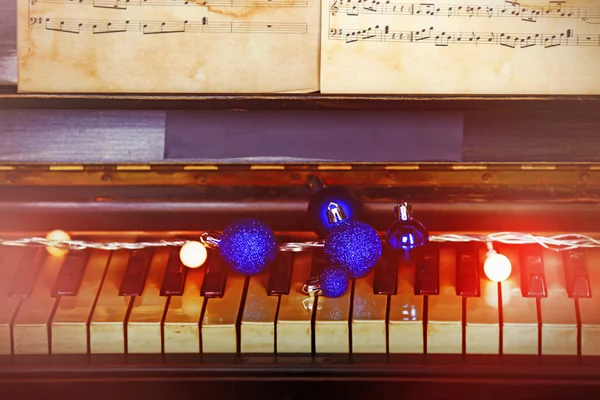 Piyano tuşları dekore edilmiş — Stok fotoğraf