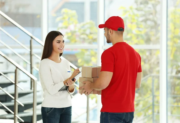 Mladá žena a courier — Stock fotografie