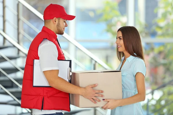 Young woman and courier — Stock Photo, Image