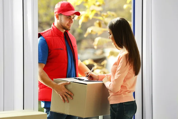 Young woman and delivery man — Stock Photo, Image
