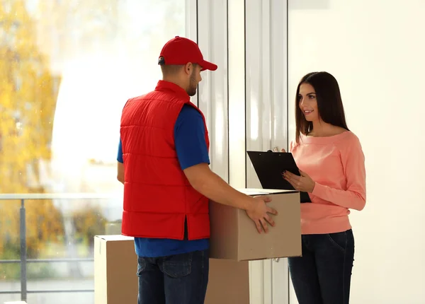 Junge Frau und Liefermann — Stockfoto