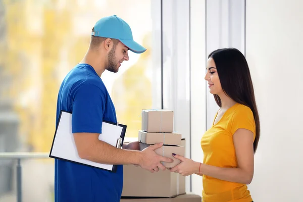 Mujer joven y hombre de parto — Foto de Stock