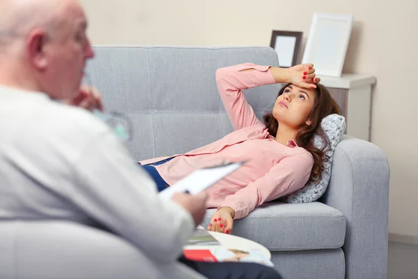 Mujer acostada en el sofá en psicólogo — Foto de Stock