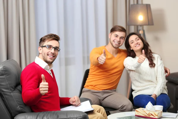 Jong (echt) paar met familie psycholoog — Stockfoto