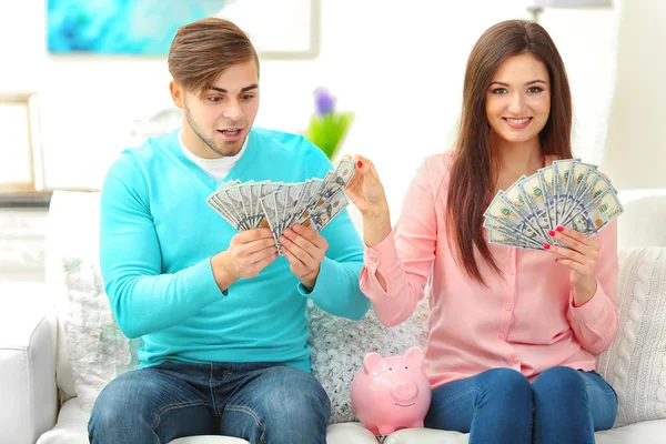 Lyckliga par räknar pengar — Stockfoto