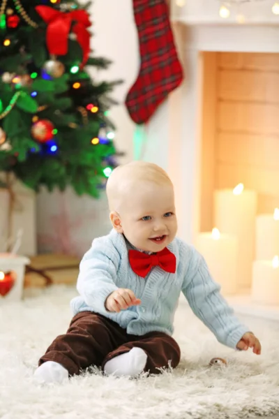 Funny baby sitter på mjuk matta — Stockfoto