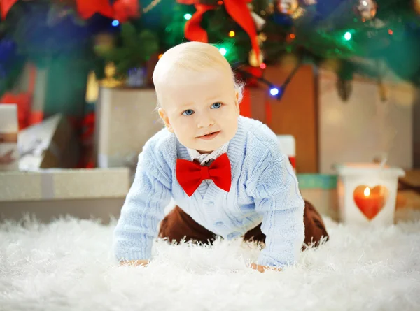 Bebé divertido cerca del árbol de Navidad —  Fotos de Stock