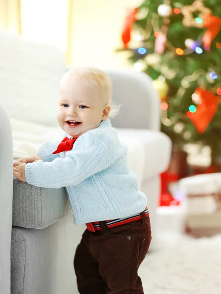 Grappige baby in de buurt van de kerstboom — Stockfoto