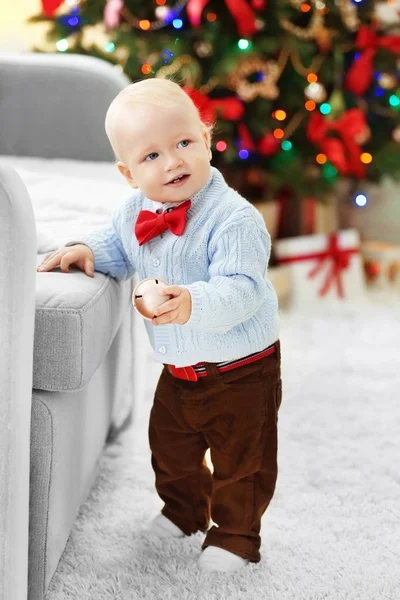 Bebé divertido cerca del árbol de Navidad — Foto de Stock