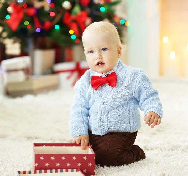 Bebé divertido con caja de regalo y árbol de Navidad — Foto de Stock