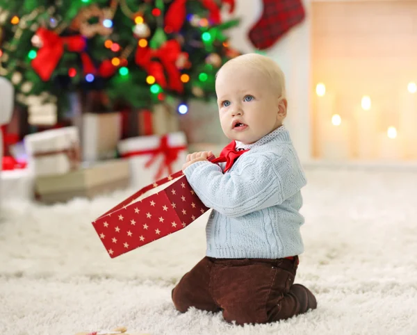 Funny baby med presentask och julgran — Stockfoto