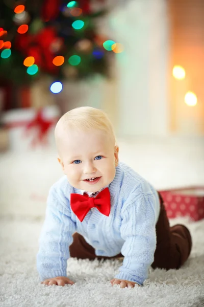 Bebê engraçado com caixa de presente e árvore de Natal — Fotografia de Stock