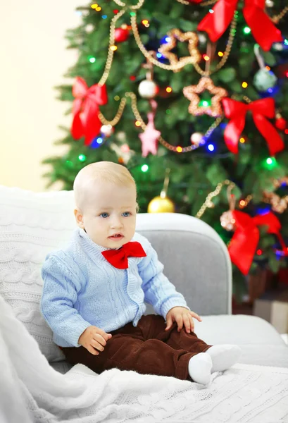 Bébé drôle assis sur le canapé — Photo