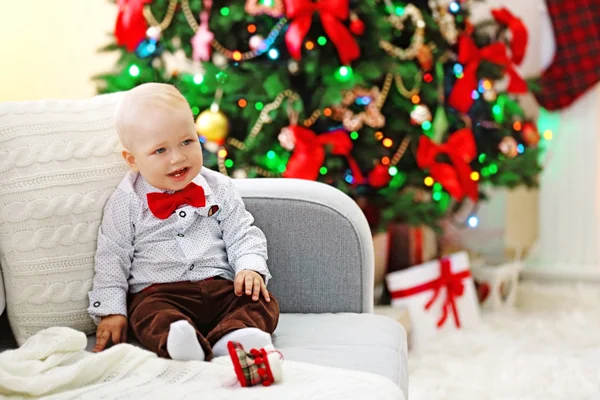 Lustiges Baby auf dem Sofa — Stockfoto