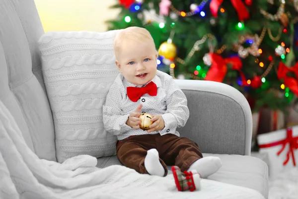 Engraçado bebê sentado no sofá — Fotografia de Stock