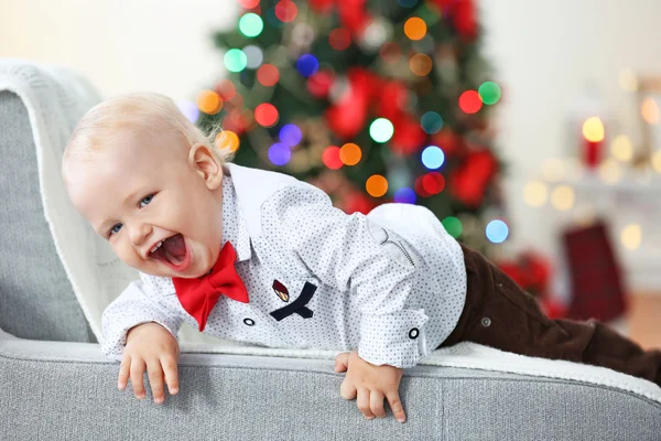 Divertido bebé sentado en el sofá — Foto de Stock