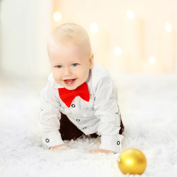 Funny baby på fluffiga mattan — Stockfoto