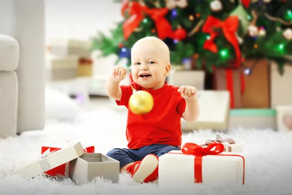 Bebê com caixas de presente e árvore de Natal — Fotografia de Stock