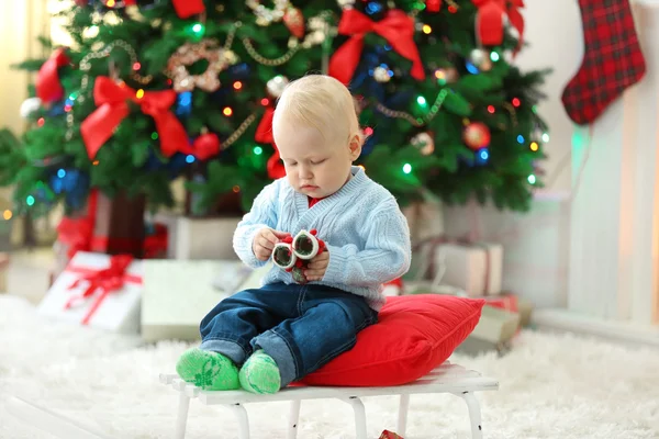 Bébé drôle assis sur luge — Photo