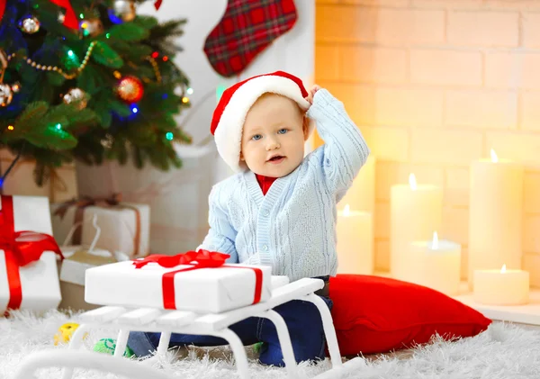 Grappige baby zitten in de buurt van slee — Stockfoto