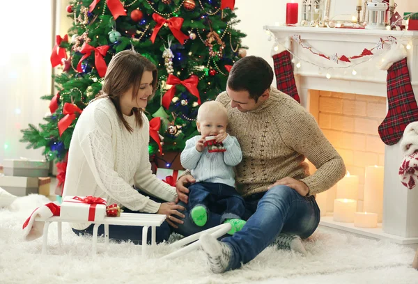 Noel aile portresi evde tatil salonunda.