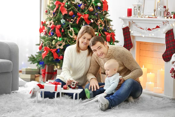 Weihnachtliches Familienporträt im heimischen Wohnzimmer — Stockfoto