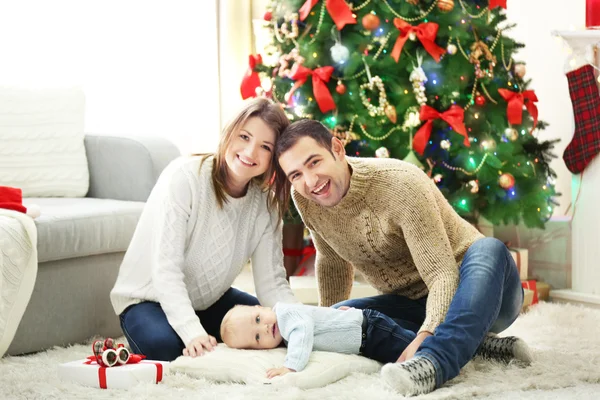 Kerst familieportret in huis vakantie woonkamer — Stockfoto