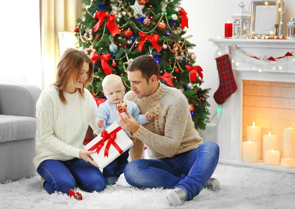 Retrato familiar de Navidad en casa sala de estar de vacaciones — Foto de Stock