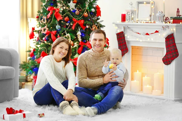 Retrato familiar de Navidad en casa sala de estar de vacaciones —  Fotos de Stock