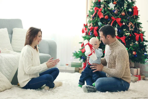 Natale ritratto di famiglia in casa soggiorno vacanza — Foto Stock