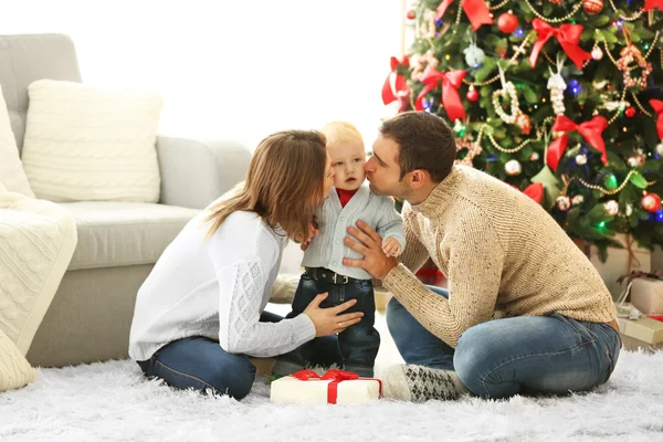 Natale ritratto di famiglia in casa soggiorno vacanza — Foto Stock